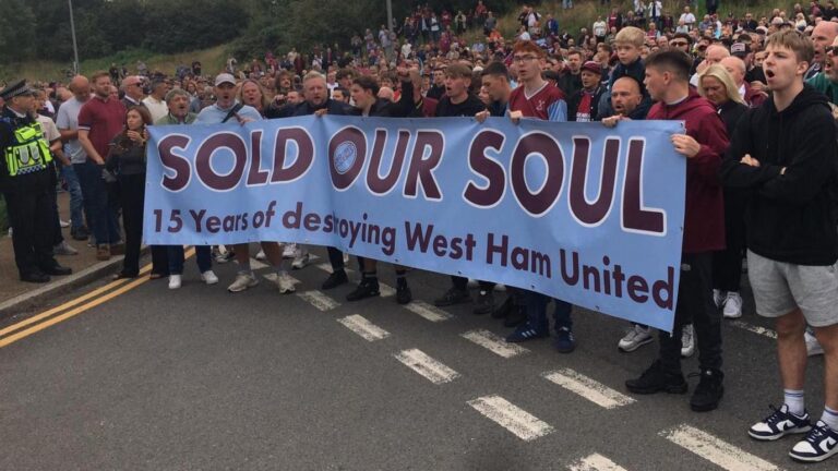 Torcida do West Ham protesta e exige saída de David Sullivan e Karren Brady