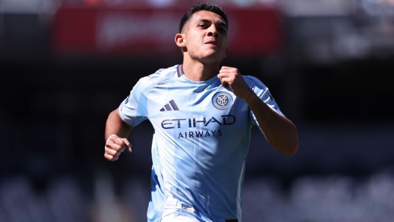 NYCFC vence Charlotte, garante vaga nos playoffs e encerra série de nove vitórias do rival