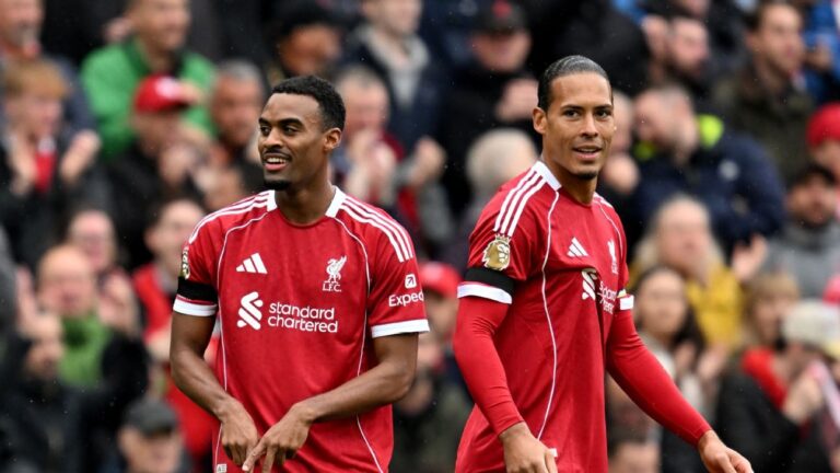 Van Dijk elogia Gravenberch e diz que volante vive “a melhor fase da carreira”