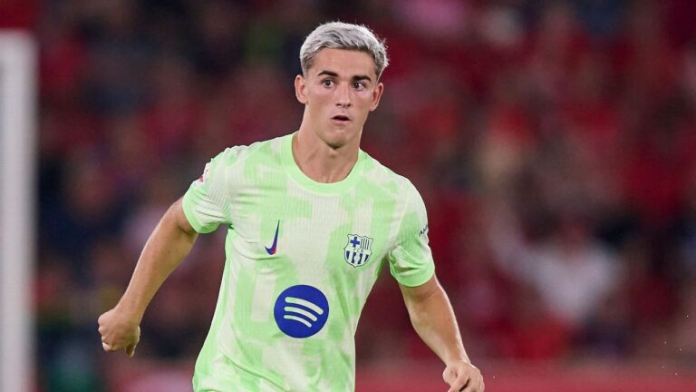 Gavi passa por cirurgia no joelho direito e desfalca Barcelona por até cinco meses