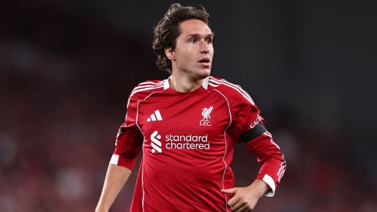 Chiesa valoriza disputa interna no Liverpool mesmo fora da lista da Champions