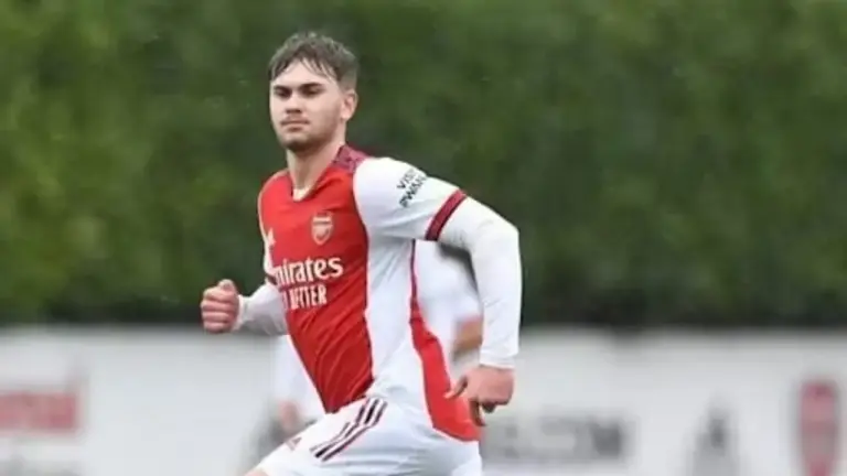 Ex-jogador do Arsenal é colocado em coma induzido após sofrer lesão cerebral