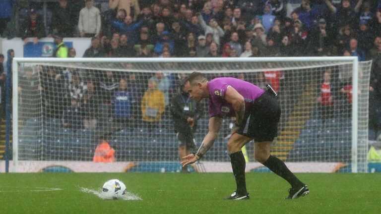 Jogo entre Blackburn Rovers e Ipswich Town será repetido após suspensão por chuva