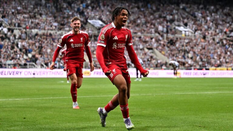 Rio Ngumoha assina primeiro contrato profissional com o Liverpool