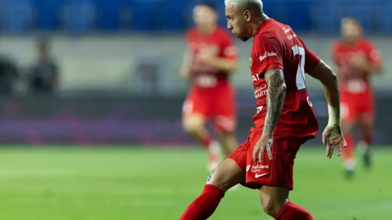 Ex-jogador campeão pelo Flamengo completa 100 partidas e comemora conquistas nos Emirados Árabes