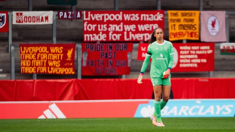 Liverpool presta homenagem a Matt Beard na retomada da WSL e é derrotado pelo Manchester United