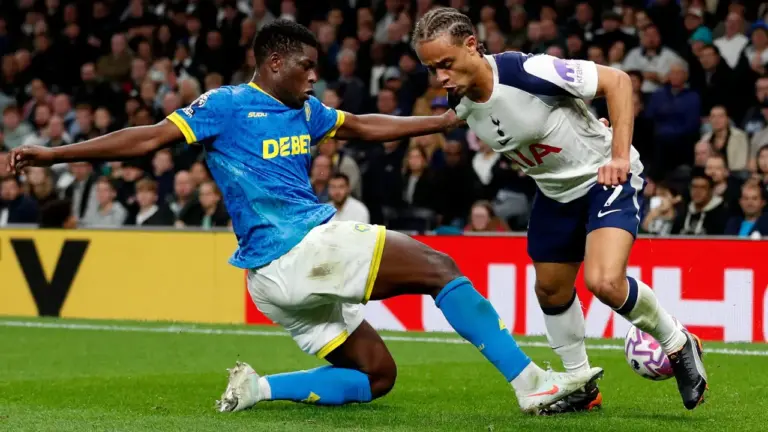 Torcida do Wolverhampton exalta ex-Fluminense após empate pela Premier League