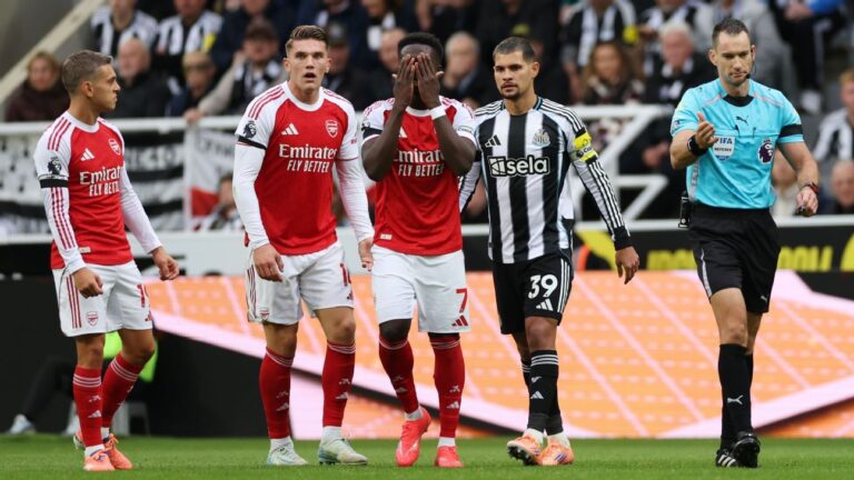 Revisão do VAR: pênalti do Arsenal é cancelado e Collins livra-se do vermelho contra o United