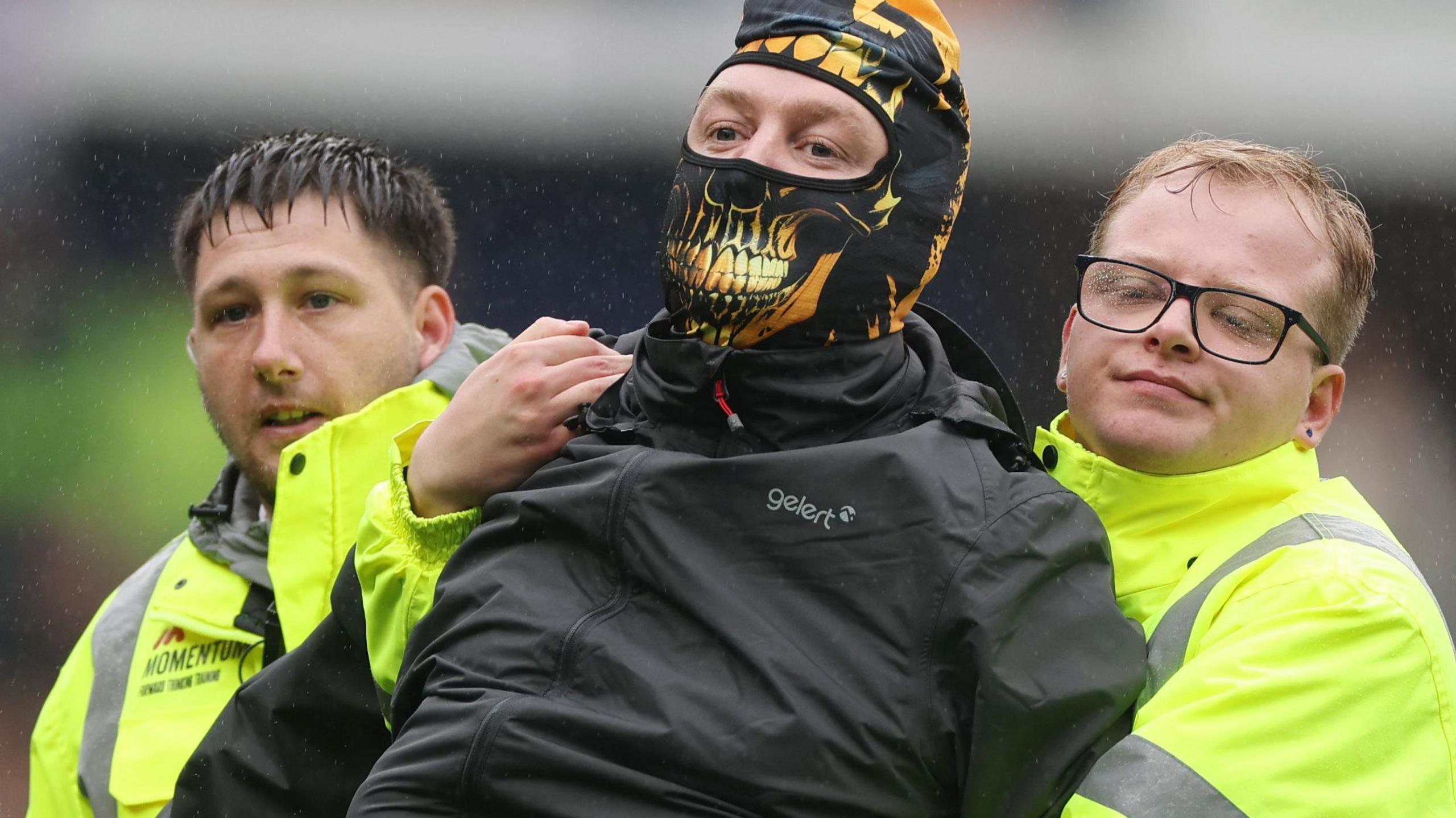 Protesto de torcedores interrompe jogo entre Sheffield Wednesday e Coventry City - Imagem do artigo original