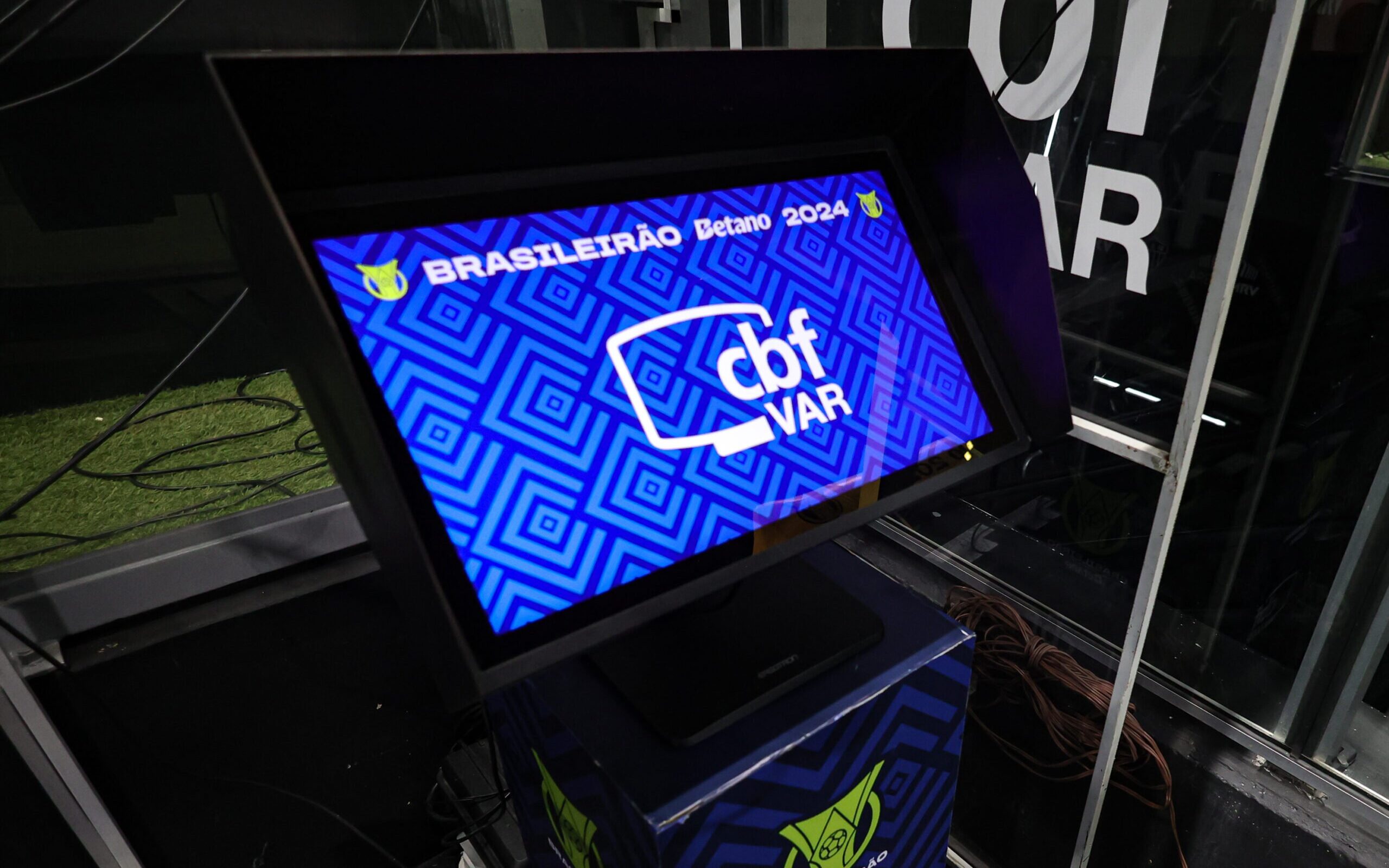 Anthony Taylor pede fim da busca por perfeição e relata abusos sofridos fora de campo - Imagem do artigo original