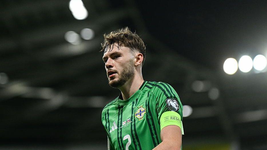 Irlanda do Norte bate Eslováquia por 2 a 0 e mantém viva a luta por vaga na Copa - Imagem do artigo original