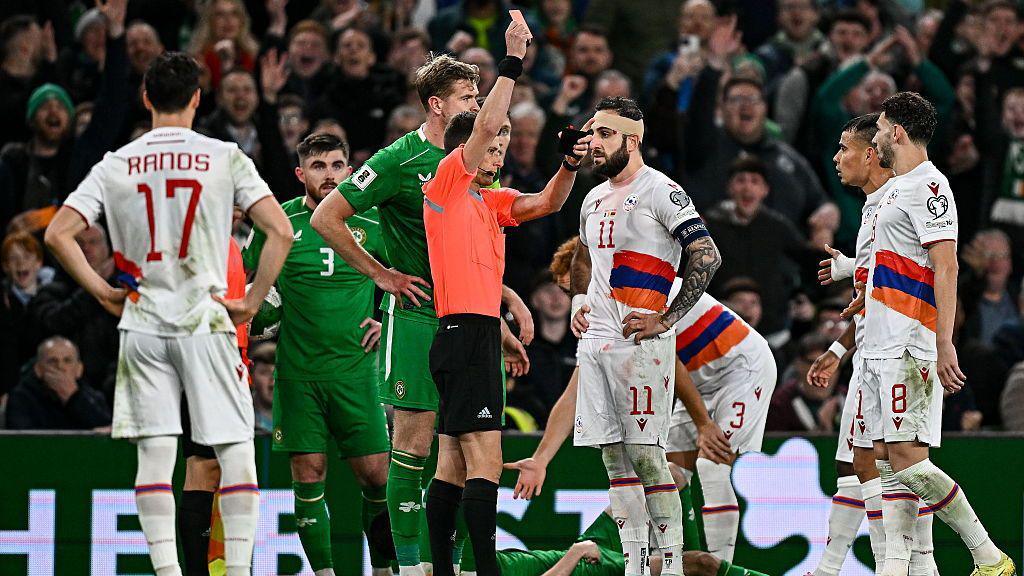 Expulsão de Barseghyan facilita vitória da Irlanda sobre a Armênia nas Eliminatórias - Imagem do artigo original