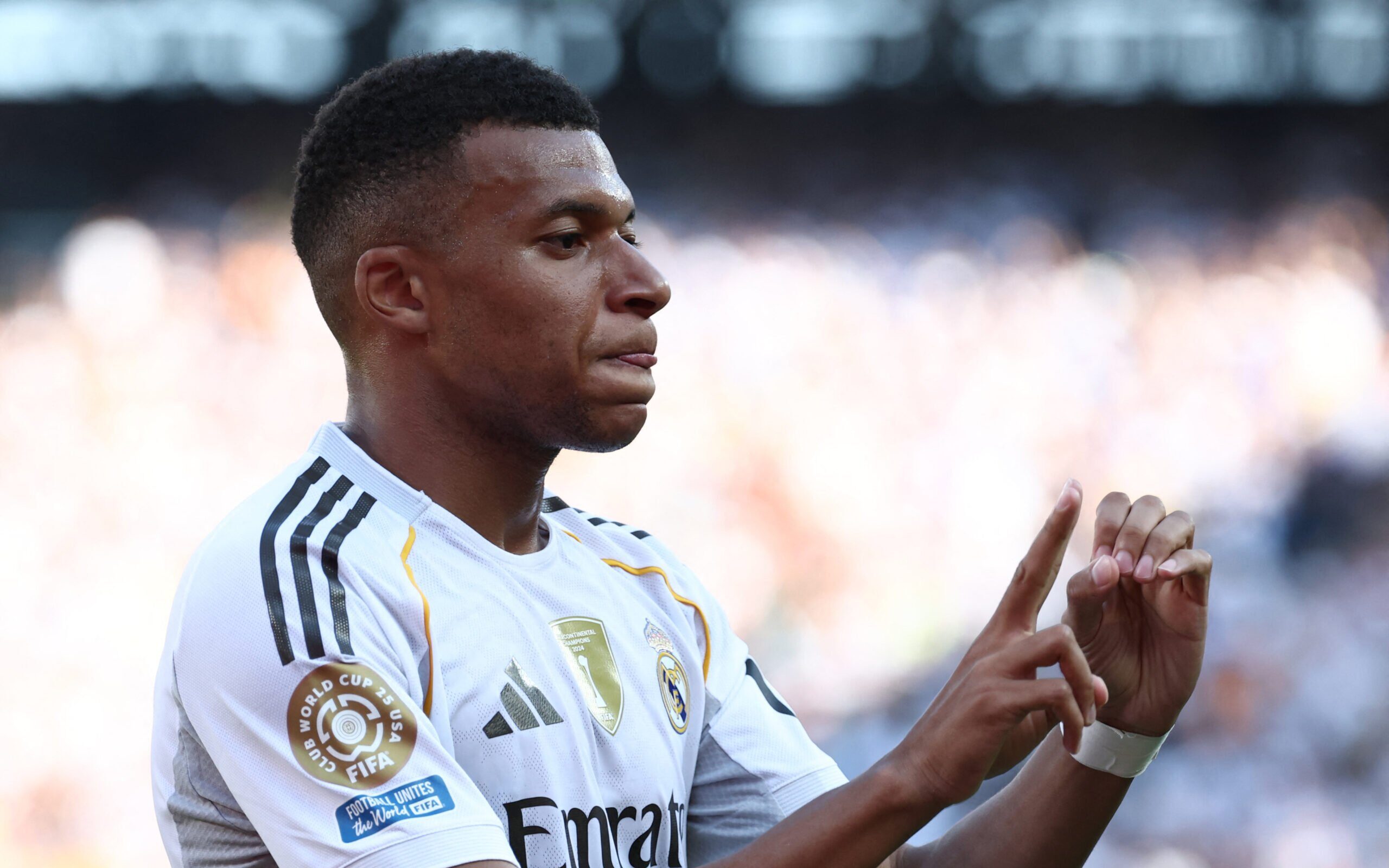 Ex-atleta do PSG vê Mbappé como principal candidato à próxima Bola de Ouro e menciona Ronaldo - Imagem do artigo original