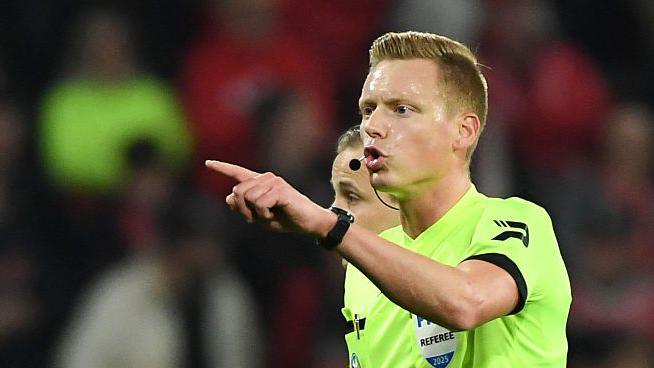 Jogo entre Standard Liège e Royal Antwerp é interrompido após árbitro ser atingido por copo - Imagem do artigo original