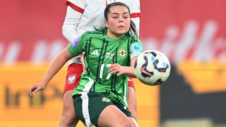 Joely Andrews garante Irlanda do Norte tranquila para duelo contra a Islândia na Liga das Nações - Imagem do artigo original