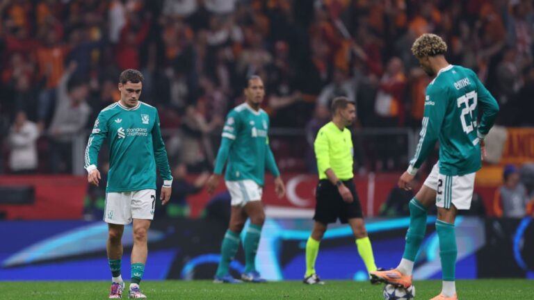 Jamie Carragher critica desempenho do Liverpool e compara equipe a “time de basquete”