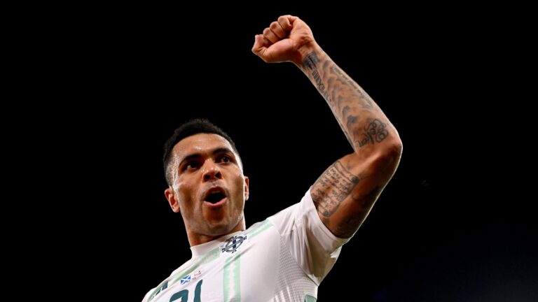 Josh Magennis volta à seleção da Irlanda do Norte para eliminatórias da Copa de 2026