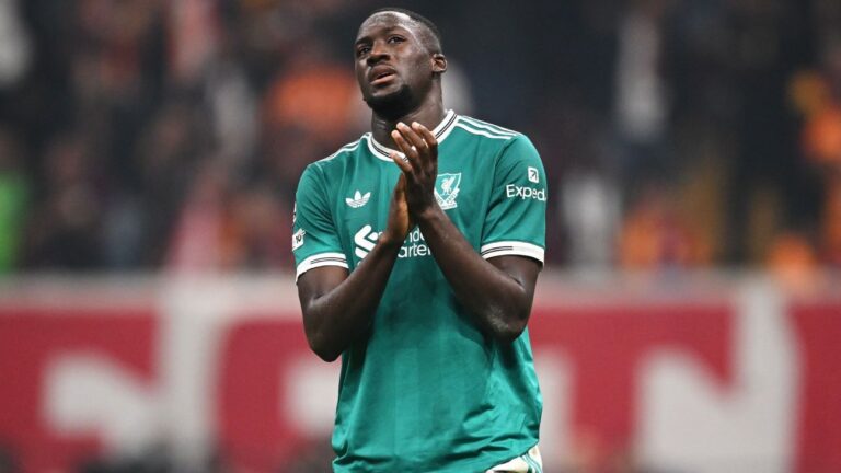 Konaté inclina-se a renovar com o Liverpool; Como planeja investida por Zirkzee em janeiro