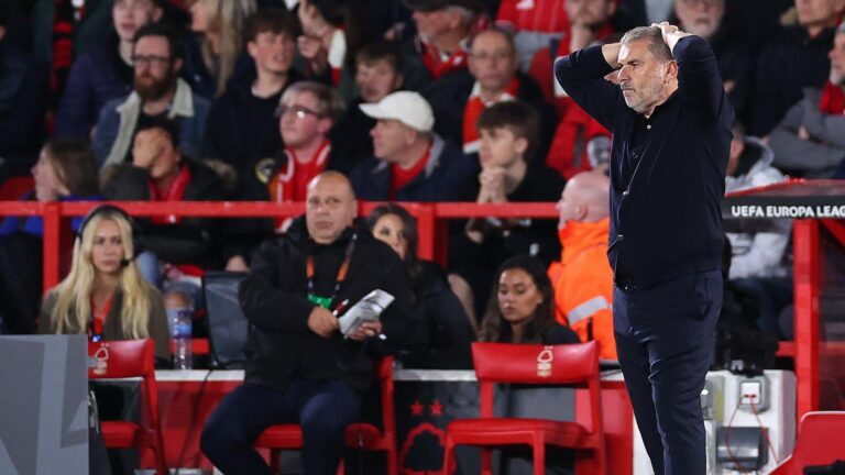 Torcida do Nottingham Forest pressiona Postecoglou após sexta partida sem vitória