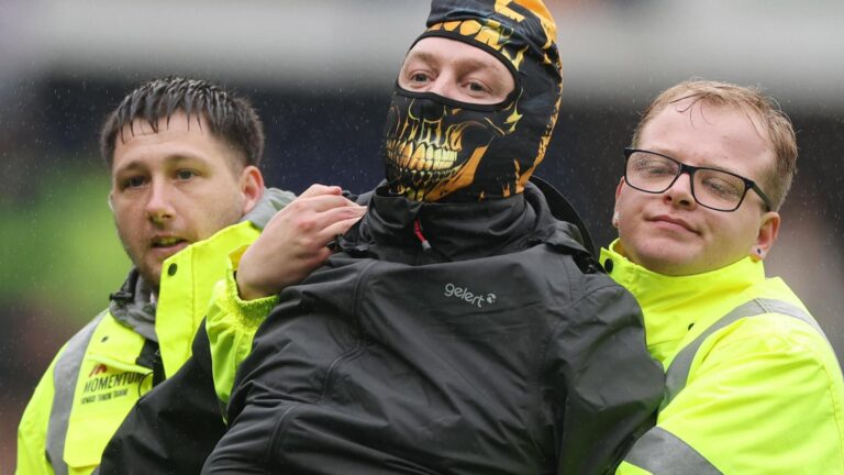 Protesto de torcedores interrompe jogo entre Sheffield Wednesday e Coventry City
