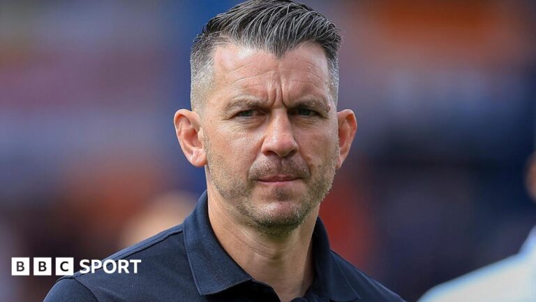 Luton Town demite Matt Bloomfield após nove meses no comando