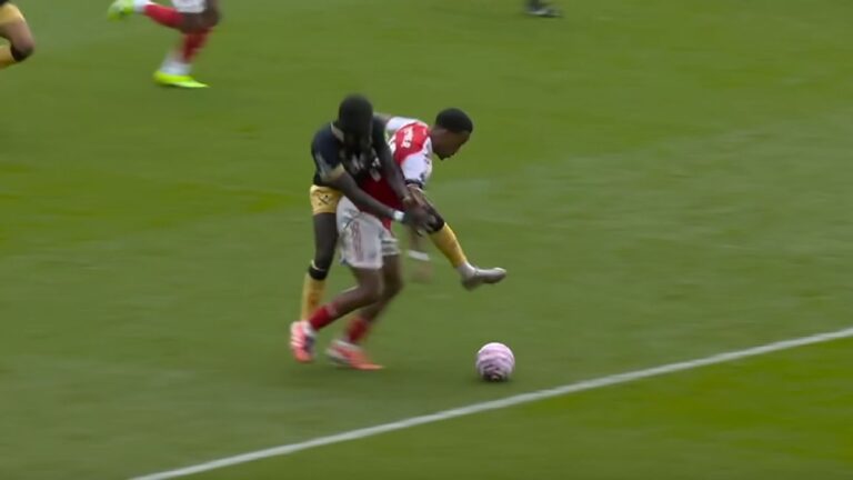 Revisão do VAR destaca pênalti mantido para o Arsenal e anulação de penalidade em Old Trafford