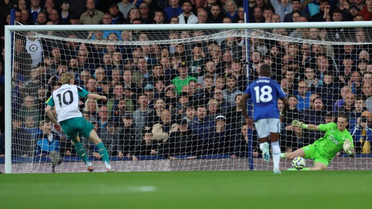 Jordan Pickford supera marca de Gordon Banks e se firma como goleiro número 1 da Inglaterra