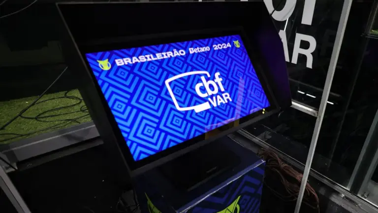 Anthony Taylor pede fim da busca por perfeição e relata abusos sofridos fora de campo