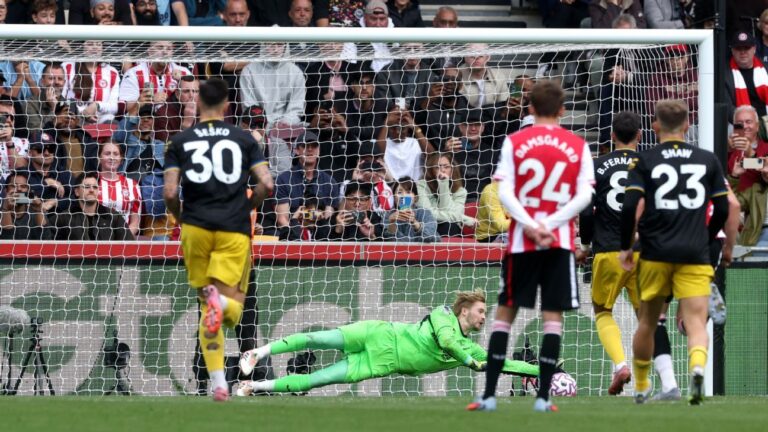 Bruno Fernandes admite que precisa treinar pênaltis após duas cobranças desperdiçadas e diz gostar da pressão no Manchester United