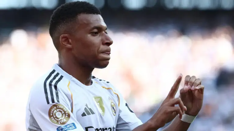 Ex-atleta do PSG vê Mbappé como principal candidato à próxima Bola de Ouro e menciona Ronaldo