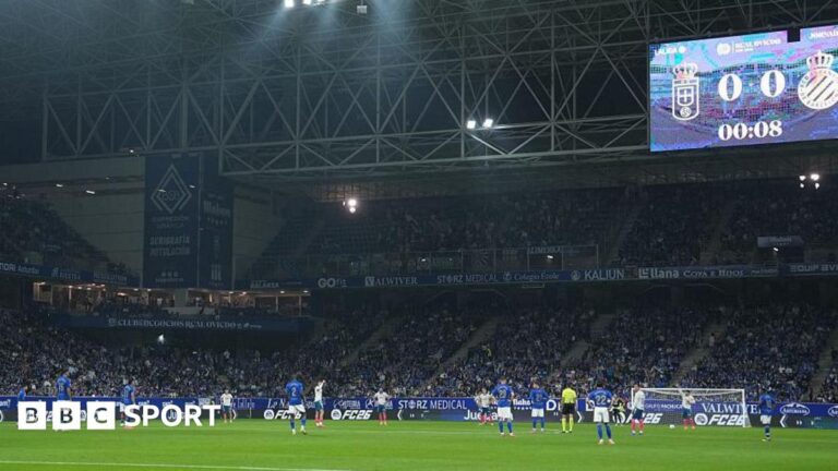 Jogadores de Oviedo e Espanyol param por 15 segundos em protesto contra partida da La Liga em Miami