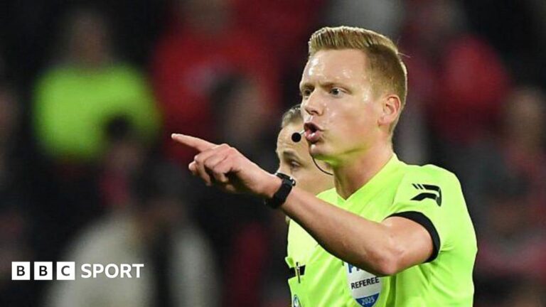 Jogo entre Standard Liège e Royal Antwerp é interrompido após árbitro ser atingido por copo