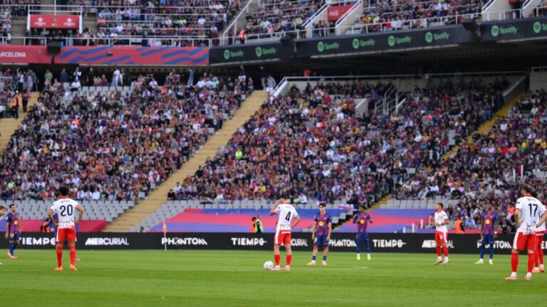 Barcelona e Girona interrompem início de partida por 15 segundos em protesto contra jogo da LaLiga em Miami