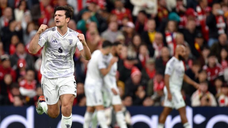Maguire marca no fim, United bate Liverpool em Anfield e amplia crise dos Reds