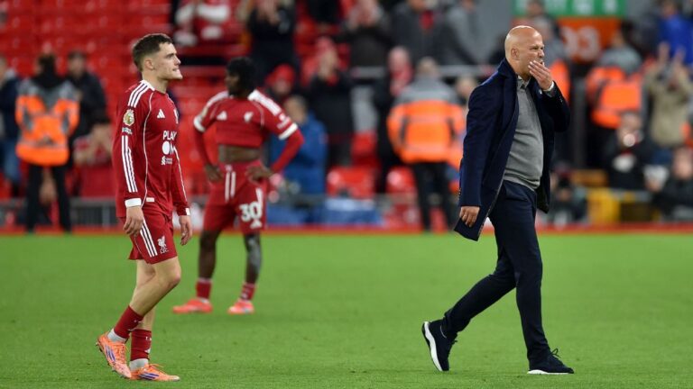 Bruno Fernandes diz que pressão da torcida do Liverpool favoreceu vitória do United em Anfield