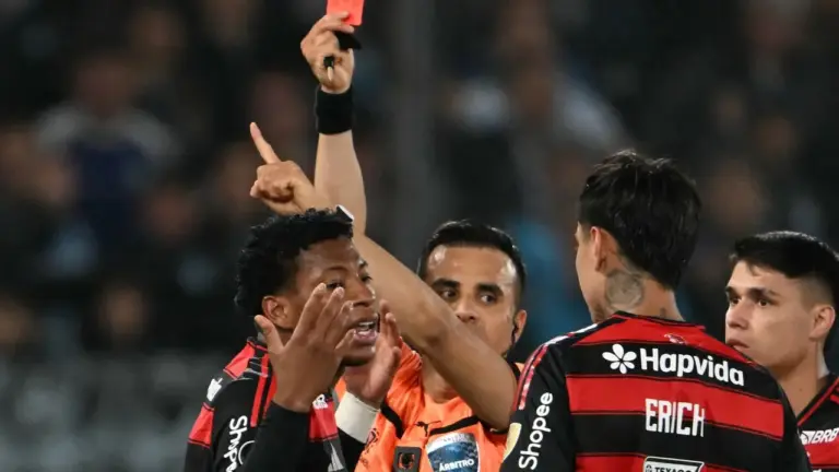 Áudio do VAR detalha expulsão de Plata em Racing x Flamengo