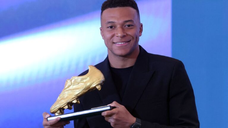 Mbappé recebe Chuteira de Ouro e diz querer “muitos anos” no Real Madrid