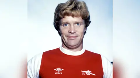 Ex-defensor de Aberdeen e Arsenal, Willie Young morre aos 73 anos - Imagem do artigo original