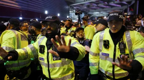Protestos em Birmingham resultam em 11 prisões e mobilizam mais de 700 policiais no duelo Aston Villa x Maccabi Tel Aviv - Imagem do artigo original