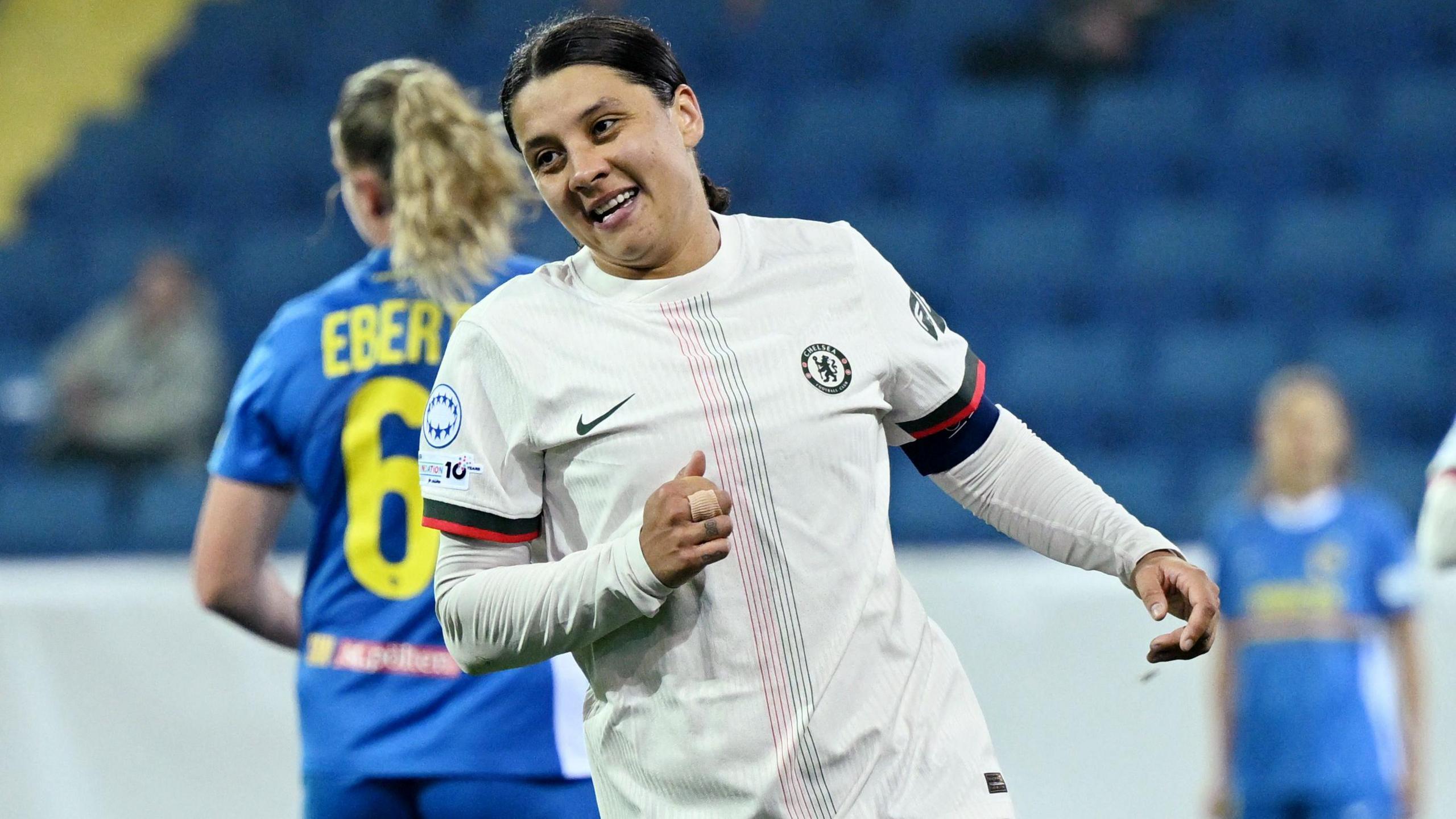 Após 692 dias, Sam Kerr volta ao time titular do Chelsea e marca dois na Liga dos Campeões - Imagem do artigo original