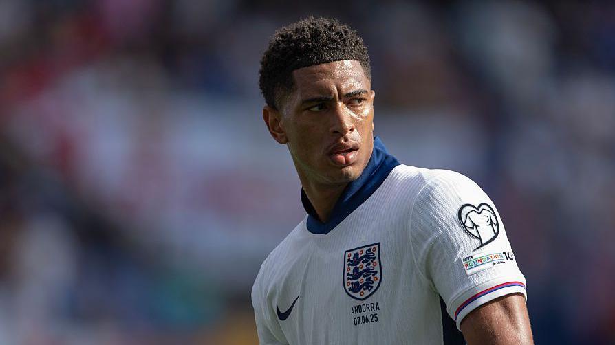 Bellingham deve começar no banco contra a Sérvia; Morgan Rogers atua como camisa 10 - Imagem do artigo original