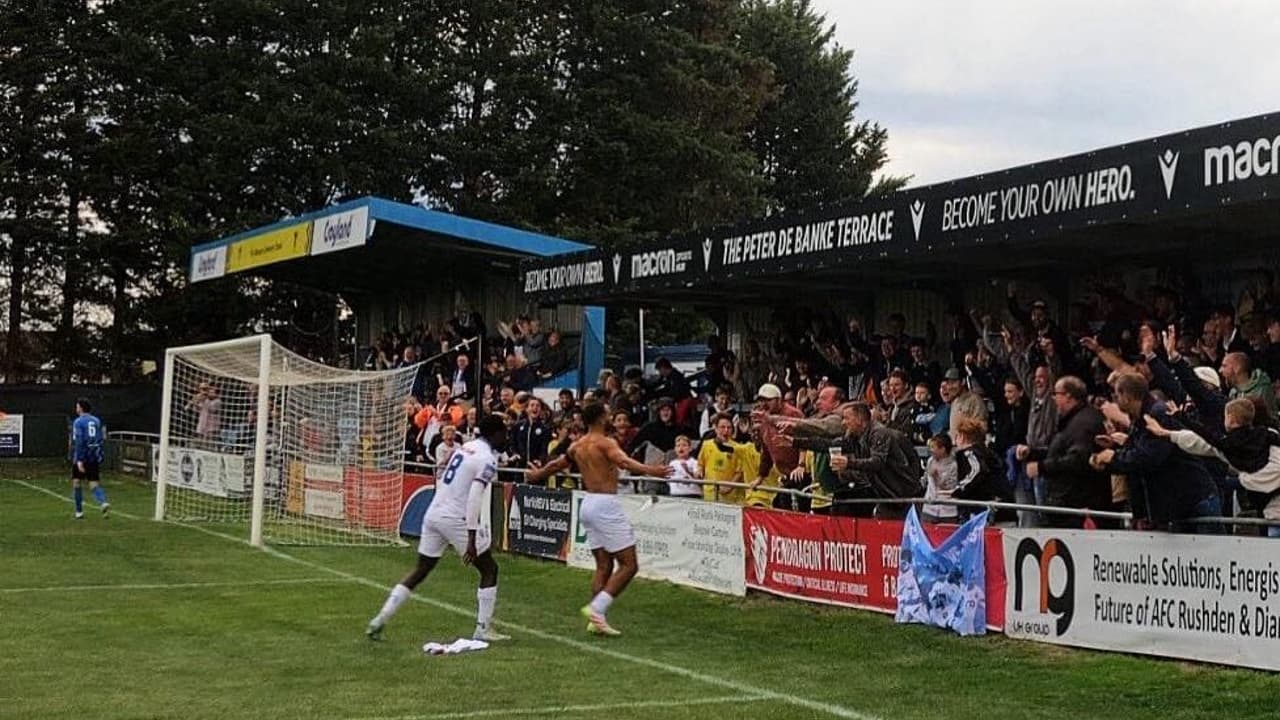 Jogo na Inglaterra é interrompido após árbitra denunciar assédio - Imagem do artigo original