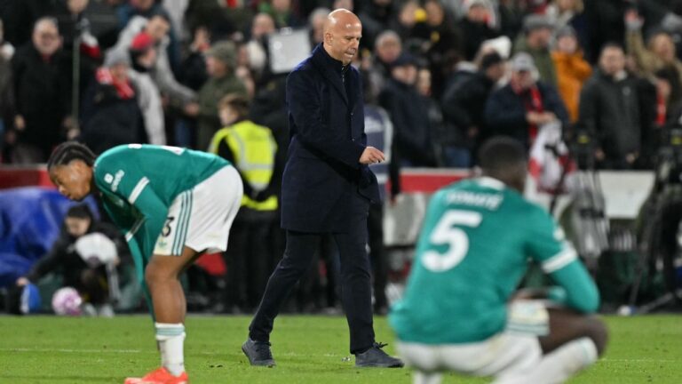 Arne Slot evita comentar renovação com o Liverpool e foca em retomar vitórias