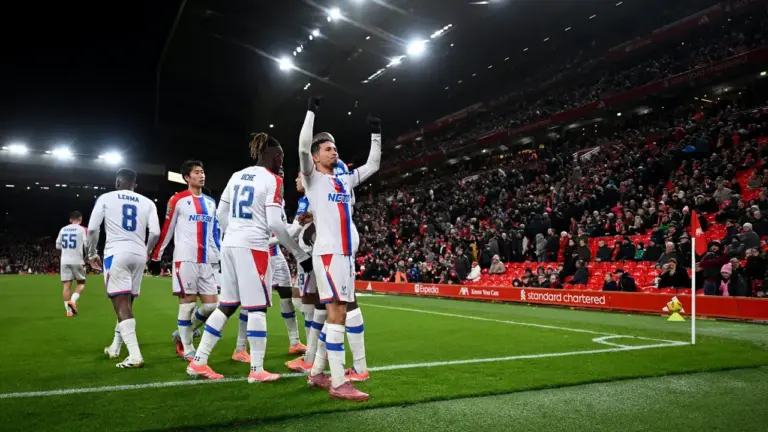 Clube da Premier League disputará quatro partidas em oito dias após avançar na Copa da Liga