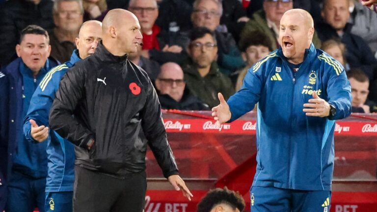 Dyche cobra revisão do VAR após gol polêmico do Manchester United