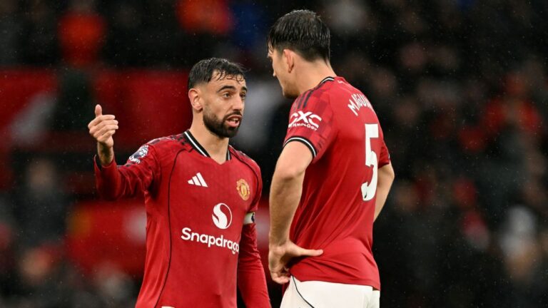 Gary Neville critica “espinha envelhecida” do Manchester United e cobra líderes do elenco