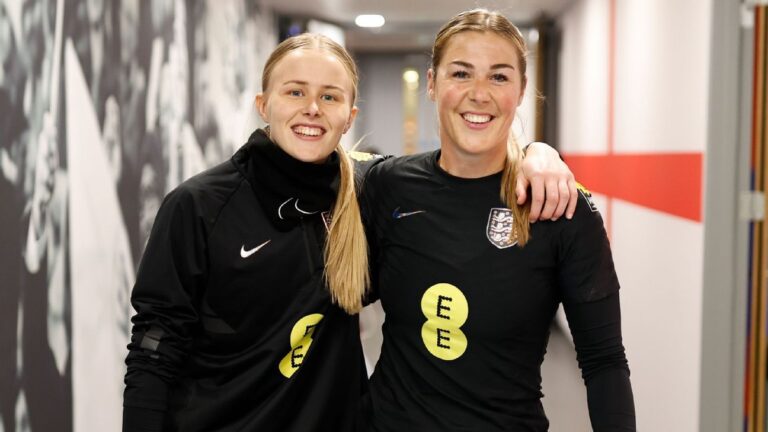 Livro de Mary Earps gera tensão com Hannah Hampton e Sarina Wiegman na seleção inglesa