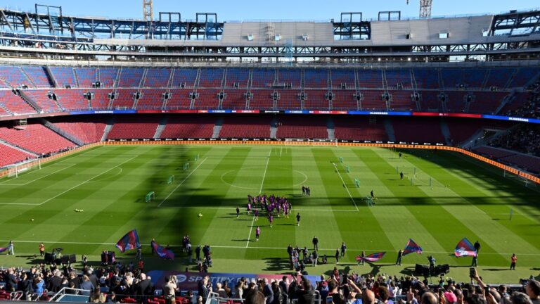 Barcelona faz treino aberto para 23 mil torcedores e se aproxima de voltar ao Camp Nou
