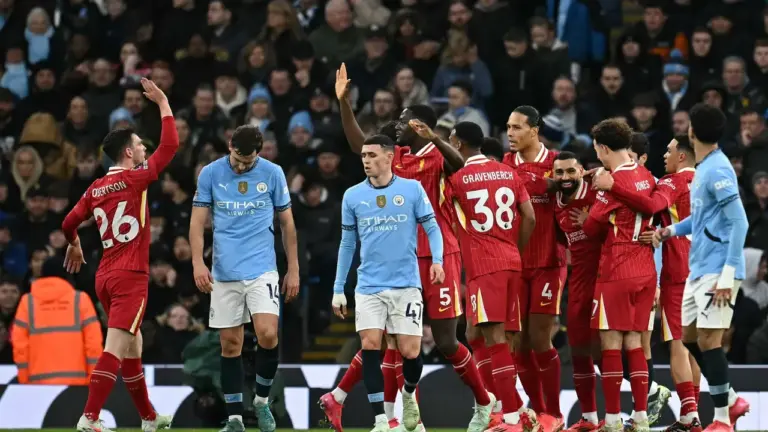Manchester City e Liverpool anunciam escalações com mudanças para confronto na Premier League