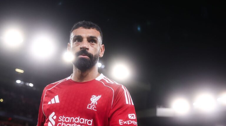 Carragher questiona titularidade de Salah no Liverpool
